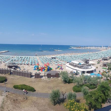 شقة La Casa Di Clara Ombrellone Con 2 Lettini Al Lido San Giuliano Gratis E Parcheggio Privato Gratis ريميني المظهر الخارجي الصورة
